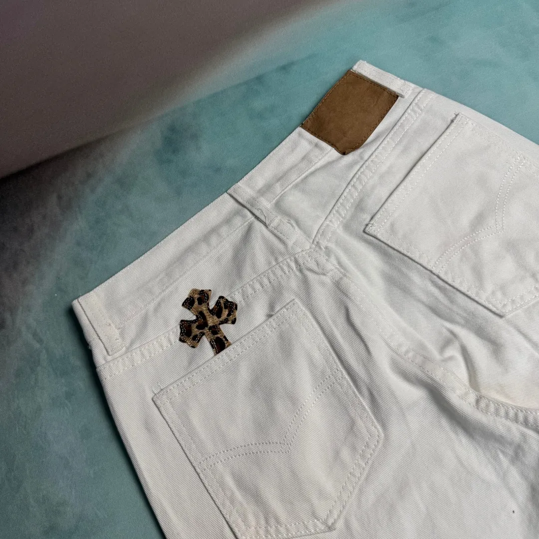 🅿️290 🔘Style No.-KL102 🔘Chrome Hearts𝐂𝐡𝐫𝐨𝐦𝐞 𝐇𝐞𝐚𝐫𝐭 24SS white background with leopard print vintage graffiti painted high street jeans* Chrome Hearts and Levi's The co-branded white cross leopard print jeans are considered to be the best in the jeans industry and are extremely popular. The pure cotton twill fabric supplied by customers has clear texture, and the cross leopard pattern inlay follows the latest trend. Its unique charm is unstoppable. Believe me, if you buy these trendy products, you will be able to fly all the way on the fashion track and easily become the focus of fashion in your circle of friends! Act quickly and let's blow up the streets together!  Fashionistas, look over here! Darlings, today I have to share with you my latest favorite - personalized graffiti jeans! When I put it on for the first time, I felt so cool and cool, as if the whole street was my show. Colorful graffiti elements break the monotony of traditional denim, and every pattern looks like a carefully crafted work of art, unique and eye-catching. The high-waisted version optimizes body proportions and easily creates long legs. The fabric is soft and elastic without any tightness, so it can be used for daily outings or sports and leisure activities. It has perfect versatility. Pair it with a simple short top to look fashionable. Pair it with a personalized navel-baring top to turn it into a street focus. Of course, there is more than one “star” on the fashion stage. This pair of Croxin pants dominates the fashion circle with its outstanding colors. Made from carefully selected beaded canvas and washed with heavy-duty water, the upper body is extremely textured, and the three-dimensional tailoring creates a straight trousers shape. ZP customized hardware, with customized small leather label, full of details, simple yet stylish, genderless design is super cool, and can be easily used by both men and women.  Size: S M L XL (28.30.32.34) Color: White